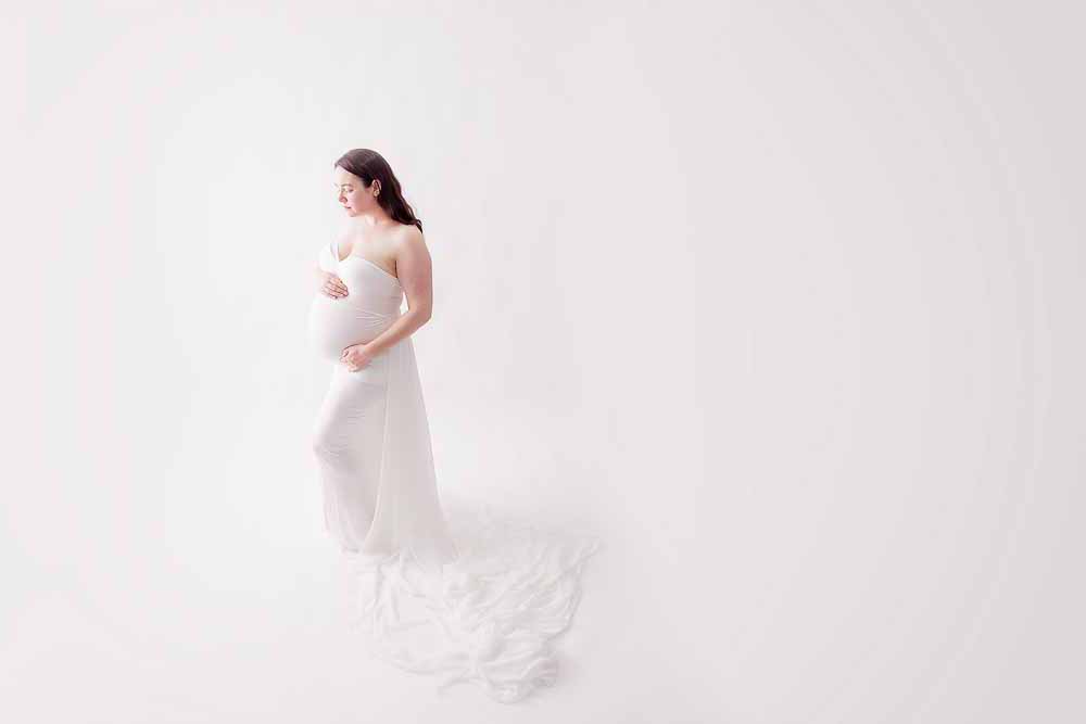 Gravid fotografering hos kvindelig fotograf i spændende fotostudie