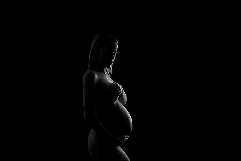 Jeg laver smukke gravidbilleder på location/studie. 